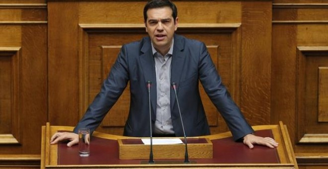 Tsipras se dirige al Parlamento griego el viernes por la noche. / ALKIS KONSTANTINIDIS (REUTERS)