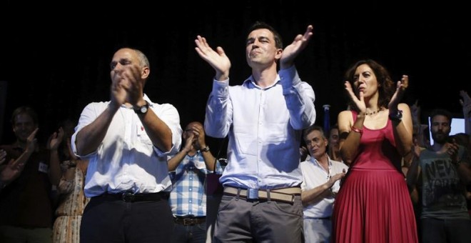 Tres de los cuatro candidatos a liderar UPyD (Tono Rueda, Andrés Herzog e Irene Lozano) saludan al término del Congreso en el que venció el número dos de Rosa Díez. EFE