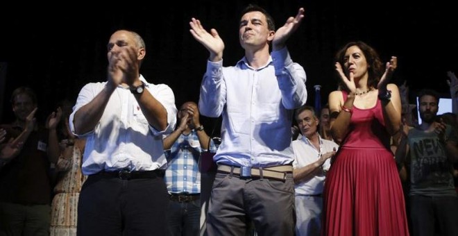 Tres de los cuatro candidatos a liderar UPyD (Tono Rueda, Andrés Herzog e Irene Lozano) saludan al término del Congreso en el que venció el número dos de Rosa Díez. EFE