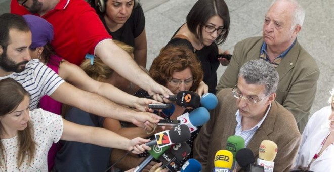 Los consejeros de Sanidad y de Ciudadanía y Derechos Sociales, Sebastián Celaya (d) y Victoria Broto (i), respectivamente, hacen declaraciones en el Hospital Miguel Servet de Zaragoza donde se encuentran ingresados los heridos en el incendio de la residen