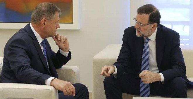 Rajoy conversa con el presidente de Rumanía, Klaus Werner Iohannis. / BALLESTEROS (EFE)