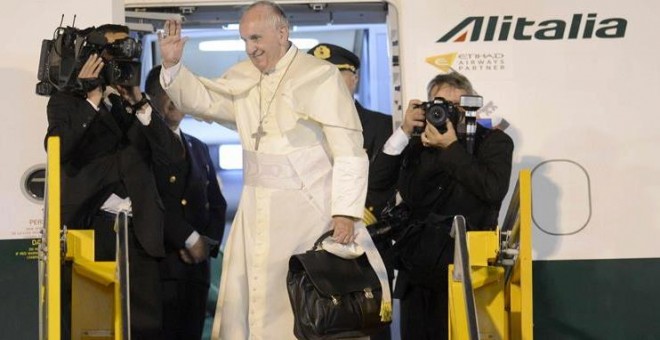 El papa Francisco se despedida hoy, domingo 12 de julio de 2015, en el aeropuerto internacional Silvio Pettirossi de Asunción (Paraguay), durante su ultimo día de visita al país.- EFE