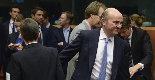 El ministro español de Economía, Luis de Guindos (d), al inicio de la reunión de ministros de Economía y Finanzas del Eurogrupo en la sede del Consejo Europeo en Bruselas, Bélgica./ EFE/STEPHANIE LECOCQ