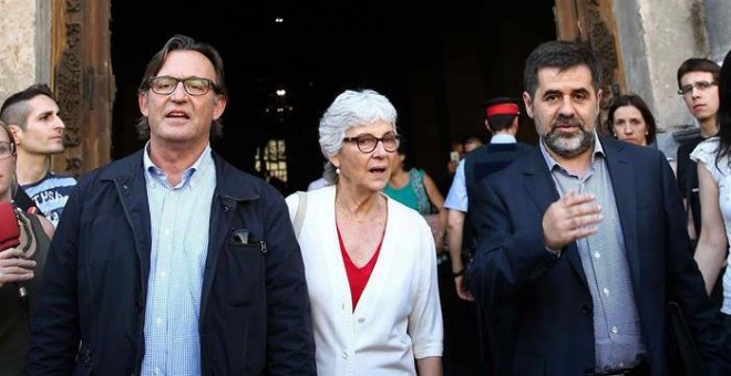 El presidente de la ANC, Jordi Sánchez, la presidenta de Òmnium Cultural, Muriel Casals y el representante de la AMI, Josep Maria Vila d'Abadal. / EFE