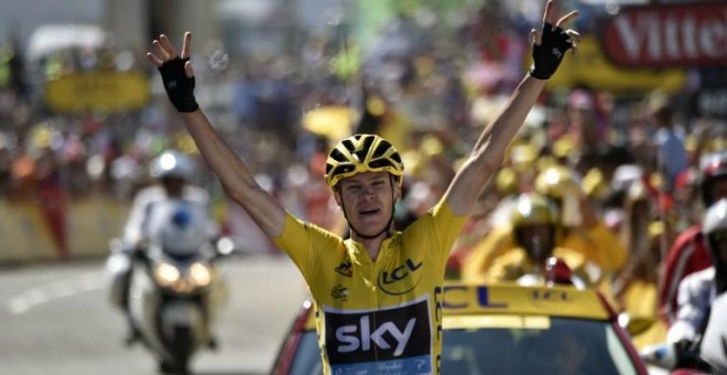 Froome levanta los brazos tras ganar la décima etapa del Tour. /AFP