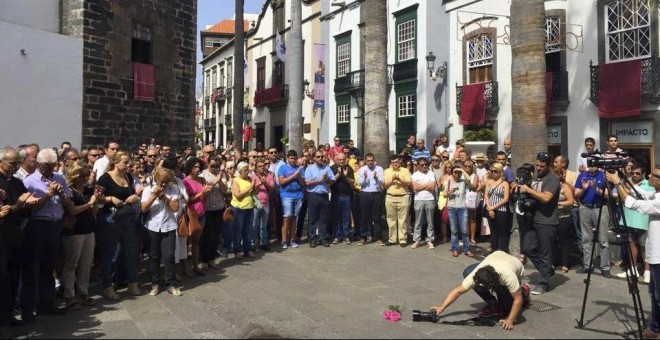 Más de un millar personas se concentraron en la plaza de España de Santa Cruz de La Palma como repulsa al episodio de violencia machista sucedido en la capital palmera.- EFE.