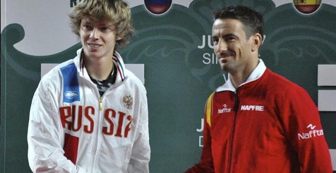 Fotografía facilitada por la RFET, del tenista ruso Andrey Rublev (i), y el español Tommy Robredo (d). /EFE