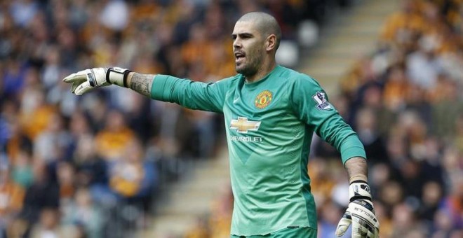 Víctor Valdés durante un partido con el Manchester United.