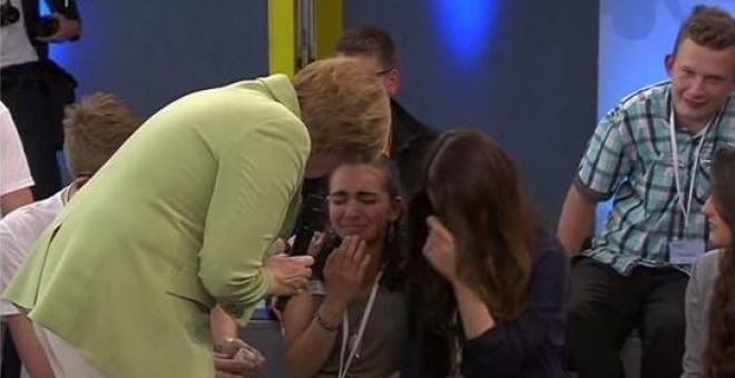 Angela Merkel hace llorar a una niña palestina en televisión por no evitar la deportación de sus padres