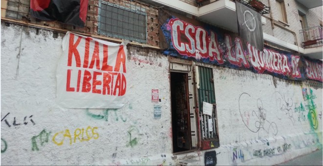 Entrada de La Quimera, en Lavapiés donde se celebró la fiesta 'Apoyo a Kiala' / JTD