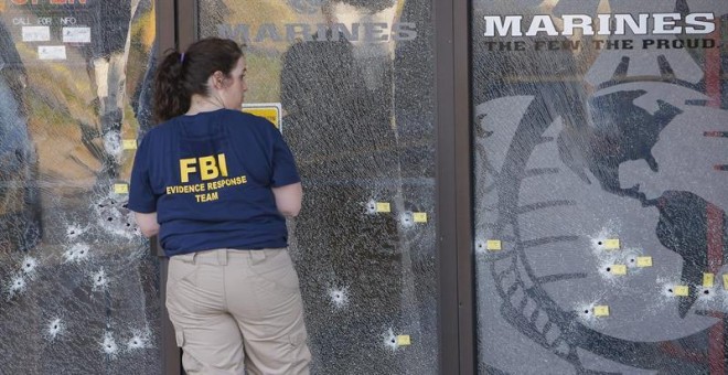 Una miembro del equipo de Reacción de Evidencias del FBI trabaja a las afueras edificio de reclutamiento militar de EE.UU.- EFE