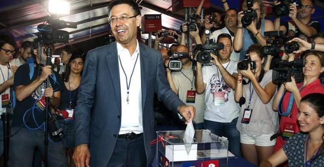 Josep Maria Bartomeu al depositar su voto en el Camp Nou. /EFE