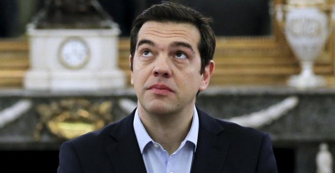 El primer ministro griego Tsipras, durante la ceremonia de la jura de los nuevos ministros de su gobierno en el palacio presidencial de Atenas. /REUTERS