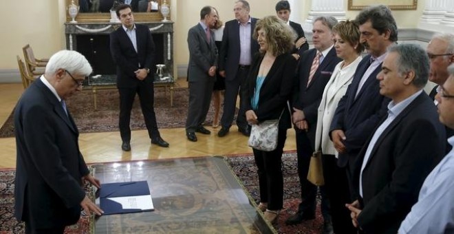 El primer ministro griego Tsipras, durante la ceremonia de la jura de los nuevos ministros de su gobierno en el palacio presidencial de Atenas. /REUTERS