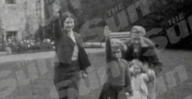 'The Sun' publica una foto de Isabel II haciendo el saludo nazi