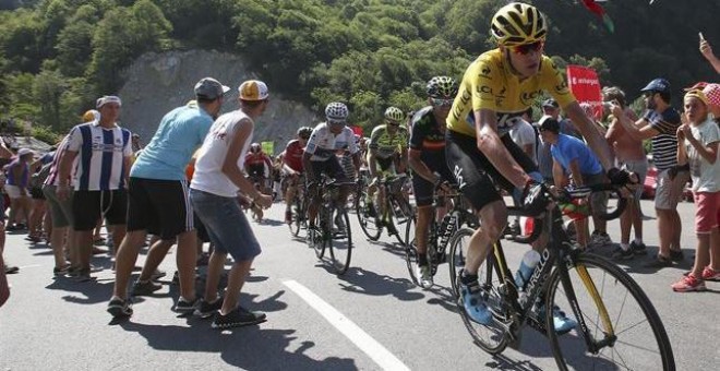 Chris Froome en el Tour: 'Un espectador me ha tirado un vaso con orina y me ha gritado 'dopado''. /REUTERS