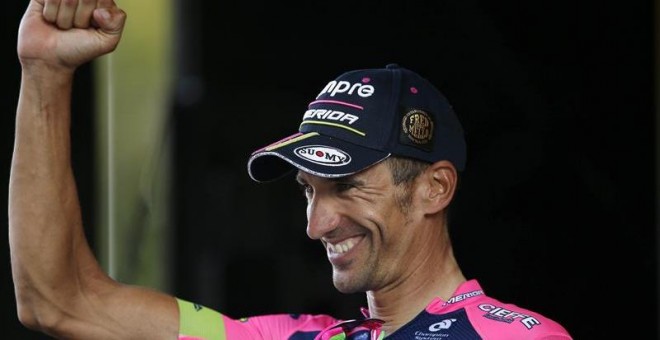 Rubén Plaza, ecelebra su victoria en el Tour en el podio. EFE/Yoan Valat
