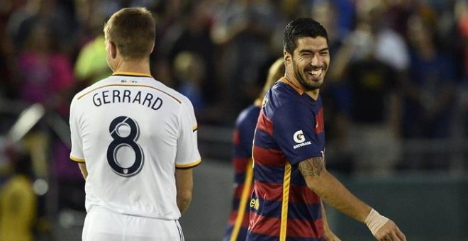 El futbolista del FC Barcelona Luis Suárez (dcha) bromea con Steven Gerrard (izq), de los Galaxy de Los Ángeles. /EFE