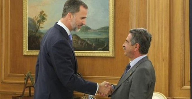 El rey Felipe VI saluda al presidente de Cantabria, Miguel Ángel Revilla. /CASA REAL