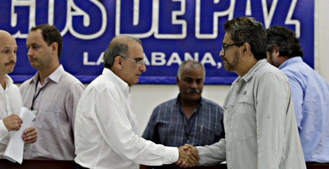 El negociador del Gobierno colombiano, Humberto de la Calle, y el de las FARC, Iván Márquez, se dan la mano en La Habana. REUTERS/Enrique de la Osa