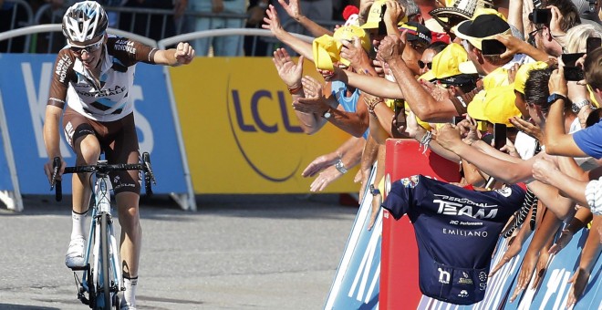 El francés Bardet celebra su victoria en la decimoctava etapa del Tour. /REUTERS