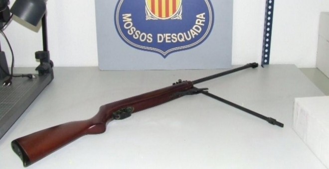 Imagen de la escopeta de balines.- Mossos d'Esquadra