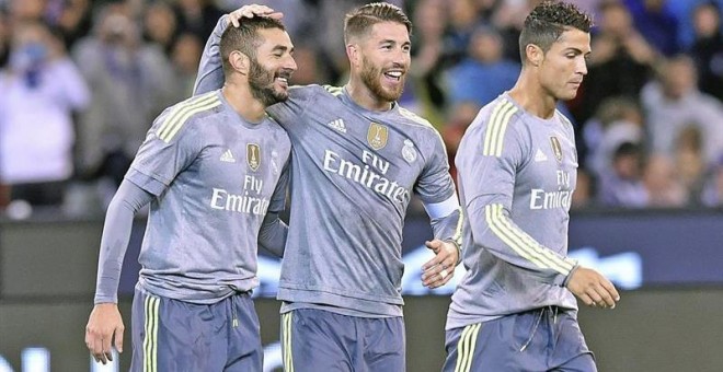 El futbolista del Real Madrid Karim Benzema (izq) celebra con su compañero Sergio Ramos (c) y Cristiano Ronaldo tras marcar un gol al Manchester City. /EFE