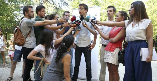 El secretario político de Podemos, Íñigo Errejón, atiende a los medios a su llegada a la inauguración de los cursos de verano del partido, hoy en la Universidad Complutense, en Madrid. EFE/Chema Moya