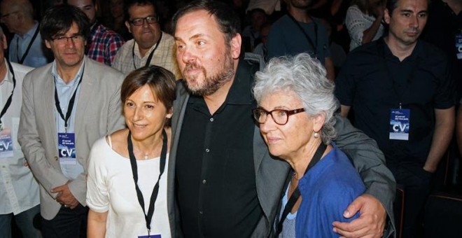 El presidente de Esquerra Republicana, Oriol Jonqueras, abraza a las candidatas de Junts Pel Si, Carmen Forcadell y y Muriel Casals.- Toni Garriga (EFE)