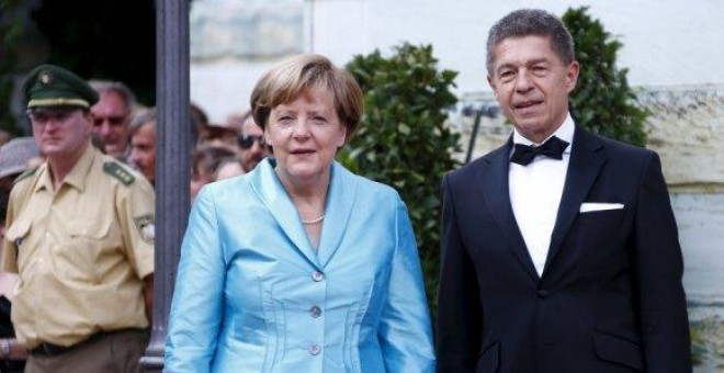 Angela Merkel y su esposo, al llegar al festival de Bayreuth
