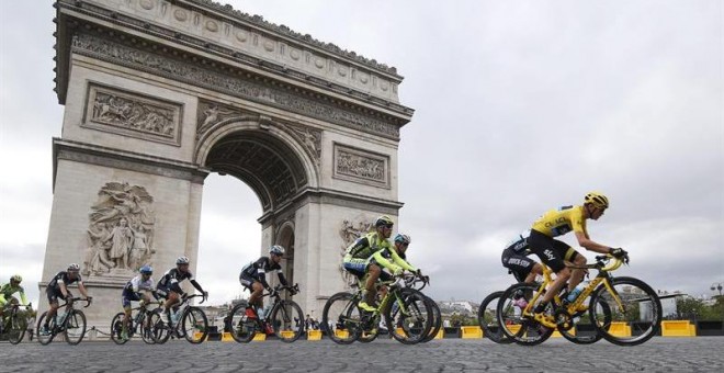 Froome pasa junto al parisino Arco del Triunfo con el maillot amarillo de líder.-