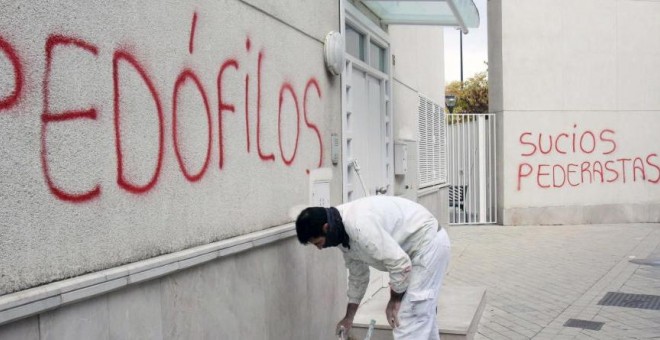 Pintadas con acusaciones de pedofilia en la parroquia del cura detenido.- EFE