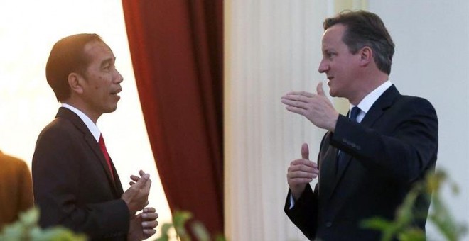 El presidente indonesio, Joko Widodo (izq), conversa con el primer ministro británico, David Cameron, en el Palacio Presidencial en Yakarta (Indonesia) este lunes, 27 de julio de 2015. Cameron visita el país para estrechar lazos económicos y la cooperació