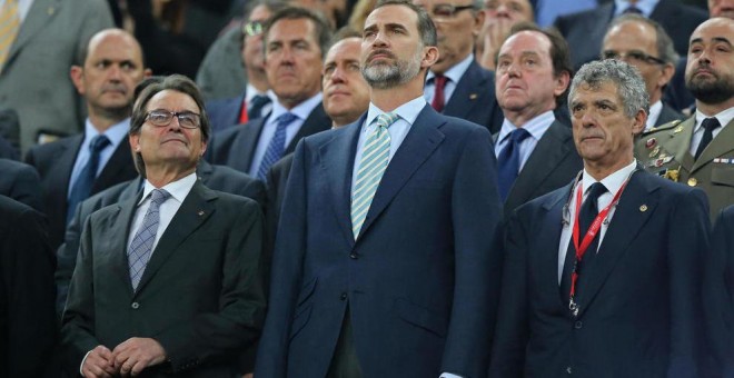 Artur Mas, el rey Felipe VI y Ángel María Villar durante la pitada al himno en la última final de la Copa del Rey.- EFE