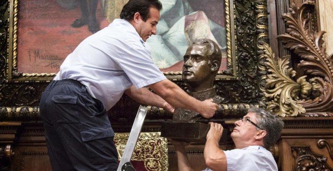 Trabajadores del Ayuntamiento de Barcelona retiran el busto del rey Juan Carlos del salón de plenos. -EFE