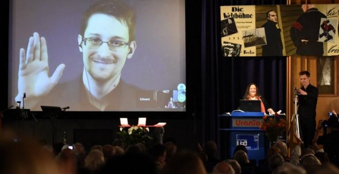 Edward Snowden, durante una vídeo conferencia en Berlín al recibir el premio Carl von Ossietzky por su defensa de los Derechos Humanos. - AFP