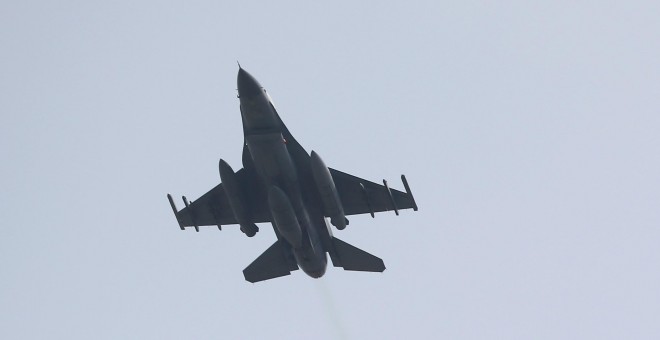 Un caza F-16 turco, en su despegue de la base de Incirlik, en el sur del país. Este tipo de aviones de combate son los que utiliza Turquía para bombardear las posiciones del PKK. REUTERS