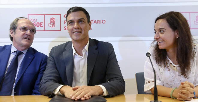 Pedro Sánchez, junto a Ángel Gabilondo y Sara Hernández en la comparecencia que ha tenido lugar tras su encuentro con el grupo socialista en la Asamblea de Madrid. EFE