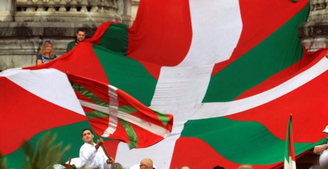 Manifestación a favor de la Ikurriña en Bilbao. EFE