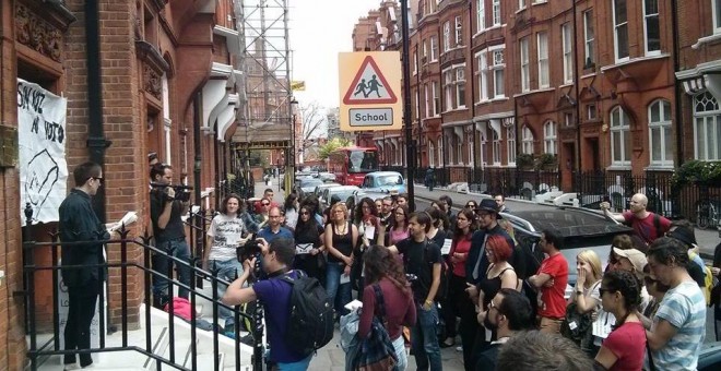 Personas y miembros de la plataforma Marea Granate manifestándose frente al consulado de Londres/ MareaGranate