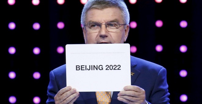 Thomas Bach, presidente del Comité Olímpico Internacional, en el momento de anunciar la candidatura ganadora. REUTERS
