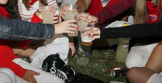 Jóvenes haciendo botellón en la calle / EFE