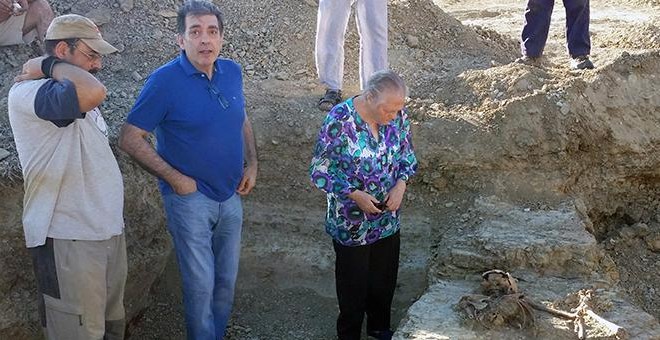 Un miembro del equipo de arqueólogos que ha realizado la exhumación de Bernabé, asesinado en 1936, junto a