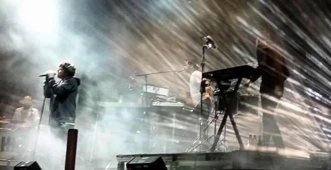 La banda The Shoes se encontraba tocando en el escenario cuando ha arreciado el temporal. TWITTER