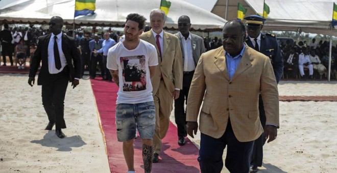 El futbolista argentino, Messi, con el Presidente de Gabón, President of Gabon, Ali Bongo Ondimba./STEVE JORDAN / AFP