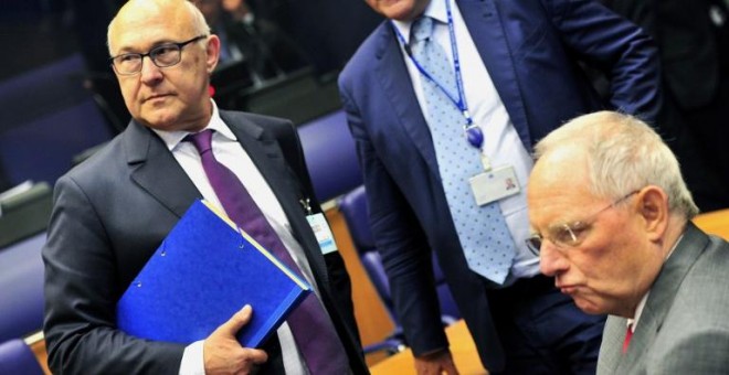 El ministro francés de Finanzas, Michel Sapin, y su homólogo alemán, Wolfgang Schaeuble, durante una reunión del Eurogrupo. - AFP