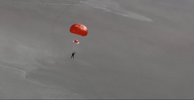 En una imagen que hasta ahora no se había hecho pública, el piloto superviviente Peter Siebold desciende en paracaídas tras el accidente del Spaceship el pasado 31 de octubre./ Mark Greenberg/Virgin Galactic