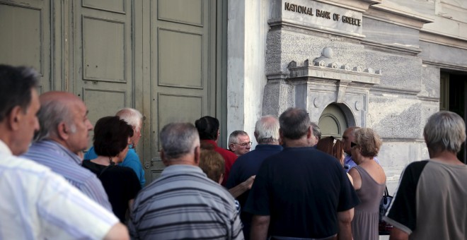 Cola de pensionistas que esperan cobrar su jubilación en una oficina del Banco Nacional de Grecia. REUTERS/Alkis Konstantinidis