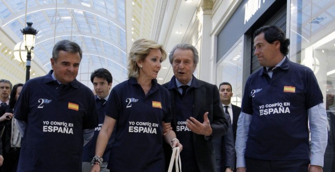 El empresario Robert de Balkany dialoga con Esperanza Aguirre durante la inauguración del centro comercial Gran Plaza 2, en abril de 2012. COMUNIDAD DE MADRID