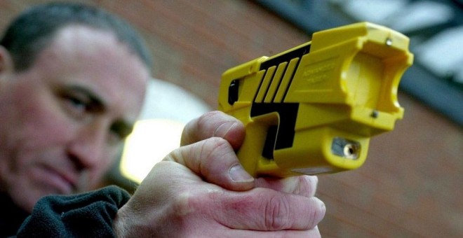 Imagen de archivo de un policía con una pistola Taser./ EFE